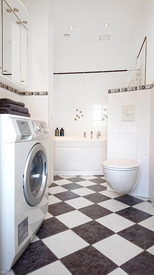 Riga City Center Quiet Apartment With Free Private Parking エクステリア 写真
